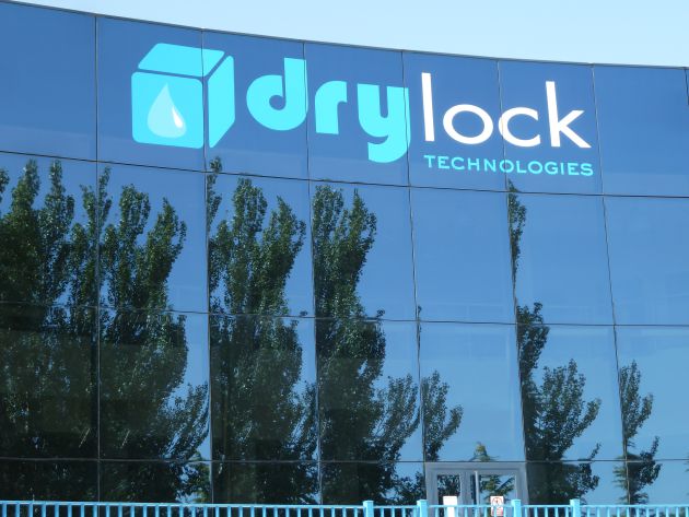 Fachada de Drylock en el Polígono de Hontoria (Segovia) Fachada de Drylock en el Polígono de Hontoria (Segovia)