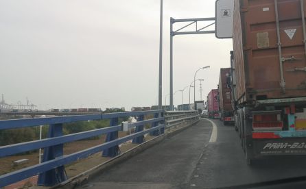 El puerto de València cierra para camiones por el temporal El puerto de València cierra para camiones por el temporal