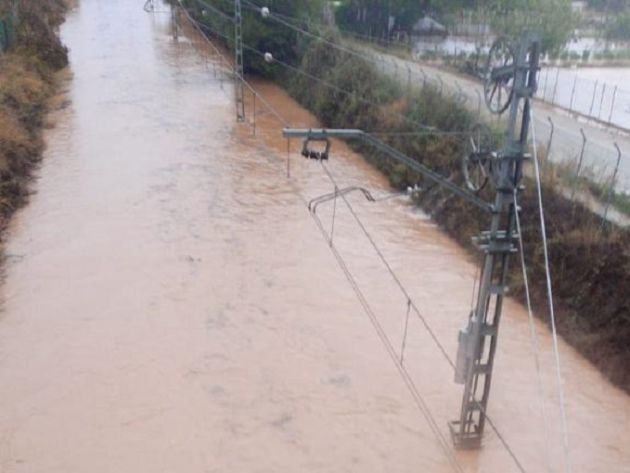 Tramo de vía entre Silla y Benifaiò, anegado de agua en una imagen de este viernes Tramo de vía entre Silla y Benifaiò, anegado de agua en una imagen de este viernes
