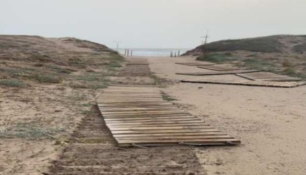Una de las pasarelas de las playas del sur levantadas por el temporal Una de las pasarelas de las playas del sur levantadas por el temporal