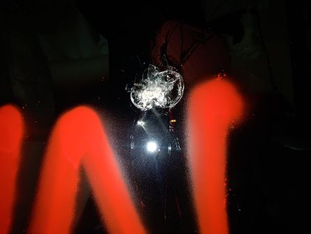 Imagen de una pedrada en la luna de la tienda familar de Abascal Imagen de una pedrada en la luna de la tienda familar de Abascal