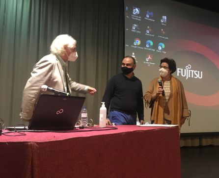 El concejal de cultura (en el centro) y la directora, agradecen la intervención del último ponente del curso El concejal de cultura (en el centro) y la directora, agradecen la intervención del último ponente del curso
