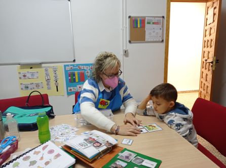Otra de las sesiones, con otro de los niños y la terapeuta María Comino Otra de las sesiones, con otro de los niños y la terapeuta María Comino