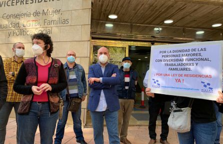 María Marín (Podemos) se ha mostrado indignada por lo que está sucediendo. En la foto, junto a una de las pancartas, también aparece José Luís Álvarez-Castellanos, de IU María Marín (Podemos) se ha mostrado indignada por lo que está sucediendo. En la foto, junto a una de las pancartas, también aparece José Luís Álvarez-Castellanos, de IU