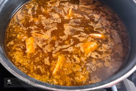 El primer paso para preparar un rico arroz de gambas es preparar un caldo potente y con sustancia El primer paso para preparar un rico arroz de gambas es preparar un caldo potente y con sustancia