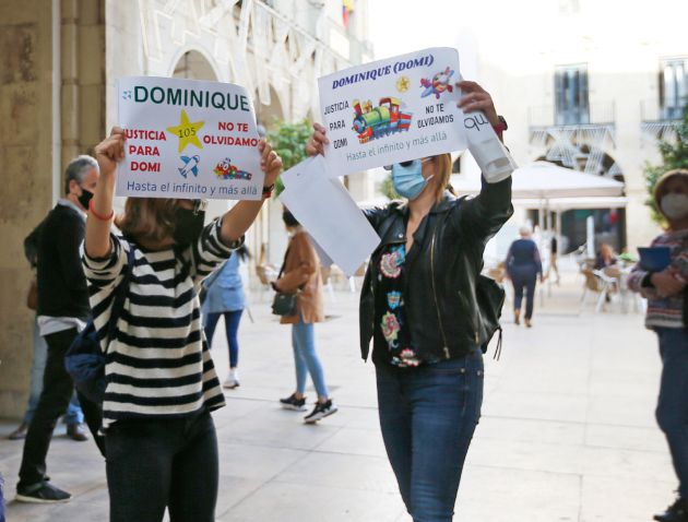Pancartas en recuerdo del niño asesinado en Elda Pancartas en recuerdo del niño asesinado en Elda