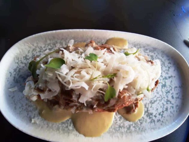 Pan suizo de secreto ibérico, mayonesa de curry y cítrico Pan suizo de secreto ibérico, mayonesa de curry y cítrico