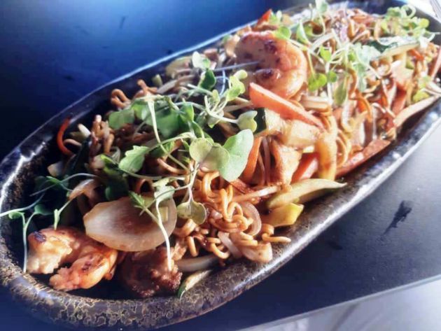 Wok de fideos japoneses con gambones y verduras Wok de fideos japoneses con gambones y verduras