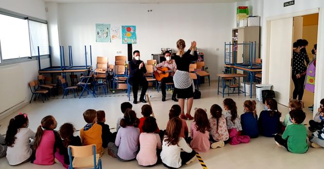 Clase de baile flamenco en el colegio Miguel Hernández de Mairena del Aljarafe Clase de baile flamenco en el colegio Miguel Hernández de Mairena del Aljarafe