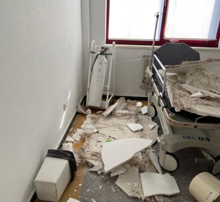 Estado de la sala Covid tras la caída del falso techo en el Centro de Salud de A Guarda. Estado de la sala Covid tras la caída del falso techo en el Centro de Salud de A Guarda.