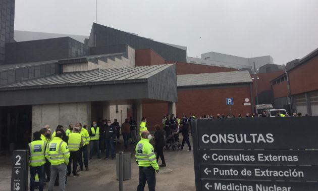 Imagen de archivo. Una de las numerosas concentraciones de los trabajadores del transporte sanitario, a las puertas de consultas externas, en el hospital general de Ciudad Real. Imagen de archivo. Una de las numerosas concentraciones de los trabajadores del transporte sanitario, a las puertas de consultas externas, en el hospital general de Ciudad Real.