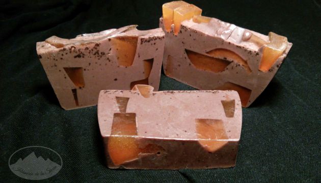 Jabón de cacao y naranja elaborado por Marta Schröder. Jabón de cacao y naranja elaborado por Marta Schröder.