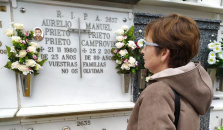 Cochi, la viuda, junto a la tumba de Aurelio Cochi, la viuda, junto a la tumba de Aurelio