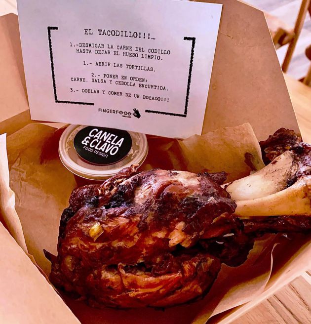 Este codillo asado se desmiga y se acompaña de salsa y tortitas Este codillo asado se desmiga y se acompaña de salsa y tortitas