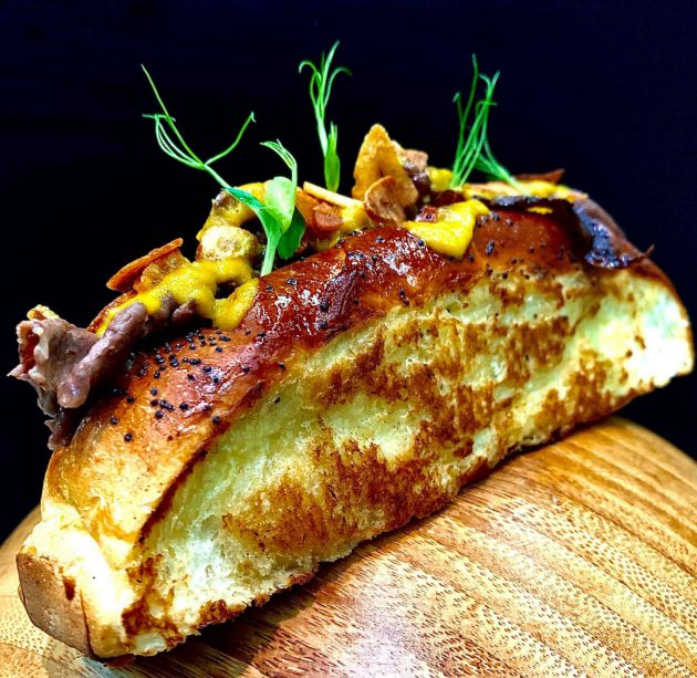 Pan brioche con mantequilla tostada, áminas de Roast Beef, salsa de su jugo y chips de ajos tostados Pan brioche con mantequilla tostada, áminas de Roast Beef, salsa de su jugo y chips de ajos tostados