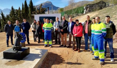 Foto de familia con responsables del Ayuntamiento y de la Empresa Aguas de Jódar, tras la instalación de un nuevo motor para mejorar el suministro de agua Foto de familia con responsables del Ayuntamiento y de la Empresa Aguas de Jódar, tras la instalación de un nuevo motor para mejorar el suministro de agua