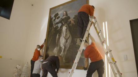 Varios operarios colocan la obra 'Duque de Medinaceli' en las paredes de San Marcos Varios operarios colocan la obra 'Duque de Medinaceli' en las paredes de San Marcos