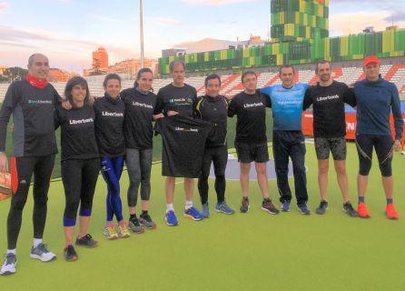 El bicampeón del mundo Abel Antón después de dirigir un entrenamiento con participantes en Liberbank Saludable. El bicampeón del mundo Abel Antón después de dirigir un entrenamiento con participantes en Liberbank Saludable.