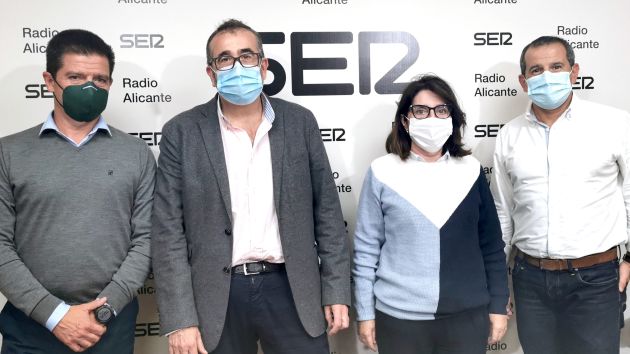 Los dos candidatos al Rectorado de la UA con el director de Radio Alicante, Eduardo Rosales, y el jefe de Informativos, Carlos Arcaya Los dos candidatos al Rectorado de la UA con el director de Radio Alicante, Eduardo Rosales, y el jefe de Informativos, Carlos Arcaya