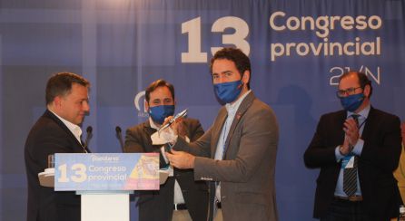 Manuel Serrano ha hecho entrega de una navaja de Albacete al secretario general del PP, Teodoro García Egea Manuel Serrano ha hecho entrega de una navaja de Albacete al secretario general del PP, Teodoro García Egea