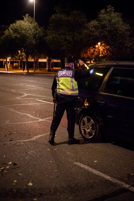 Un agente revisa que no haya más ocupantes en el vehículo Un agente revisa que no haya más ocupantes en el vehículo