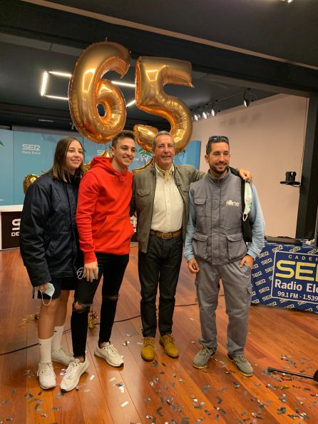 Tomás Candela con tres de sus cuatro hijos Tomás Candela con tres de sus cuatro hijos
