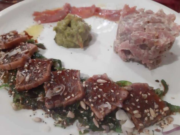 Combinado de tataki, sashimi y tartar de atún Combinado de tataki, sashimi y tartar de atún
