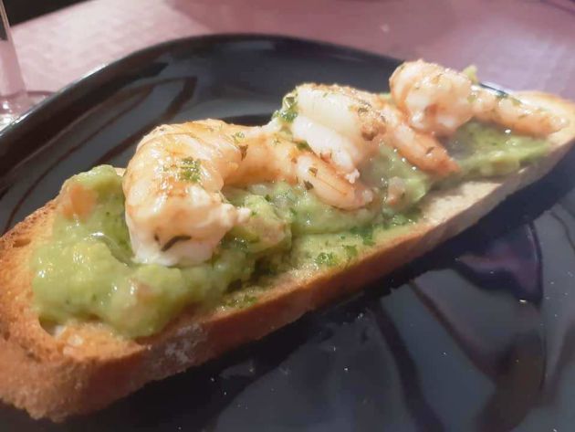 Tosta de guacamole con langostinos al ajillo Tosta de guacamole con langostinos al ajillo