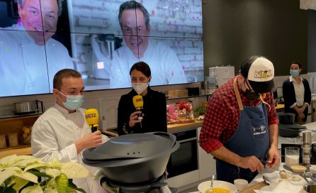 Azul Tejerina conversa con Víctor de Castro, chef pastelero del restaurante Boroa mientras Lázaro prepara su plato en Bilbao Degusta Azul Tejerina conversa con Víctor de Castro, chef pastelero del restaurante Boroa mientras Lázaro prepara su plato en Bilbao Degusta