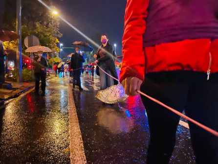 Un hilo mantiene unida la manifestación como símbolo de unidad y 'ruptura de las cadenas de la violencia machista' Un hilo mantiene unida la manifestación como símbolo de unidad y 'ruptura de las cadenas de la violencia machista'