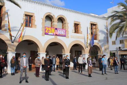 Minuto de silencio en el Ayuntamiento de Santa Eulària Minuto de silencio en el Ayuntamiento de Santa Eulària