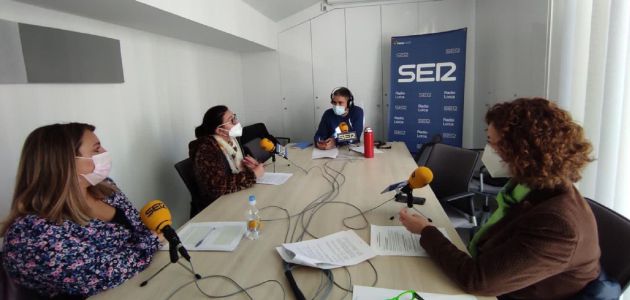 Carmen Almirón, trabajadora social; Mª Ángeles Aragón, asesora jurídica; y Mª Dolores Valera, psicóloga del CAVI Carmen Almirón, trabajadora social; Mª Ángeles Aragón, asesora jurídica; y Mª Dolores Valera, psicóloga del CAVI