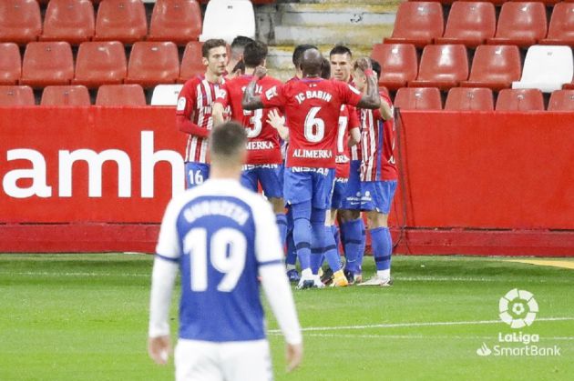 Los jugadores del Sporting celebran el gol de Aitor García. Los jugadores del Sporting celebran el gol de Aitor García.