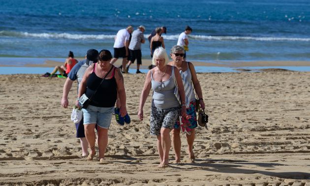 Ciudadanas británicas en la playa de Benidorm Ciudadanas británicas en la playa de Benidorm