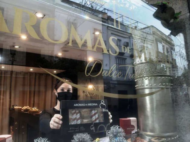 Rosi, la atenta dependienta, nos muestra una caja surtida de productos desde el escaparate de la tienda Rosi, la atenta dependienta, nos muestra una caja surtida de productos desde el escaparate de la tienda