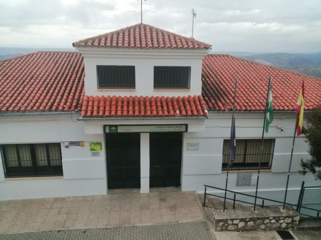 Uno de los edificios escolares dentro del casco urbano de La Iruela Uno de los edificios escolares dentro del casco urbano de La Iruela