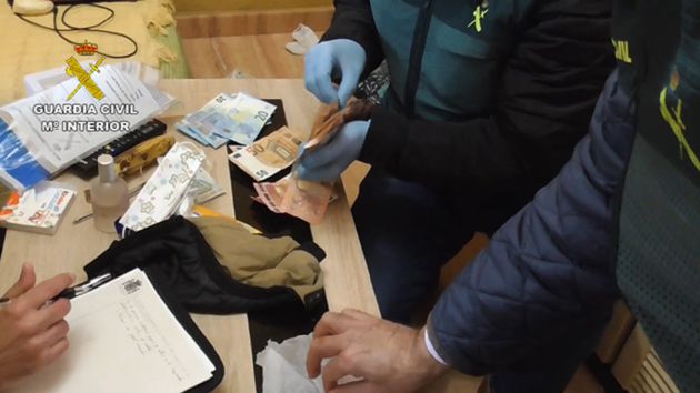 En la vivienda tenían casi tres mil euros en efectivo En la vivienda tenían casi tres mil euros en efectivo