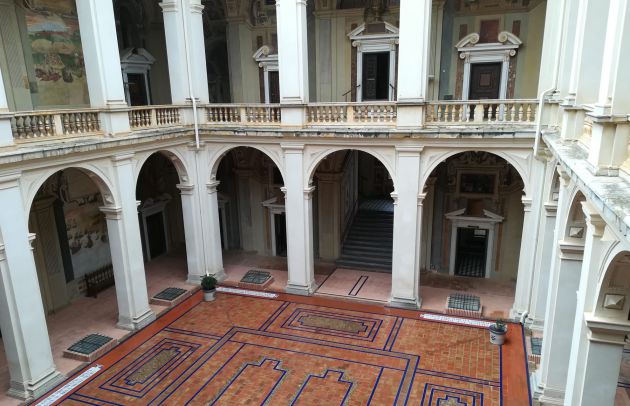 Patio estilo genovés que nos encontramos a la entrada del Palacio Patio estilo genovés que nos encontramos a la entrada del Palacio