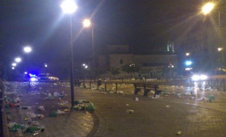 Estado de la entrada del caminillo de Puertollano, tras la celebración de un botellón Estado de la entrada del caminillo de Puertollano, tras la celebración de un botellón