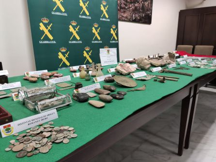 Parte de las piezas incautadas han sido expuestas en la rueda de prensa Parte de las piezas incautadas han sido expuestas en la rueda de prensa
