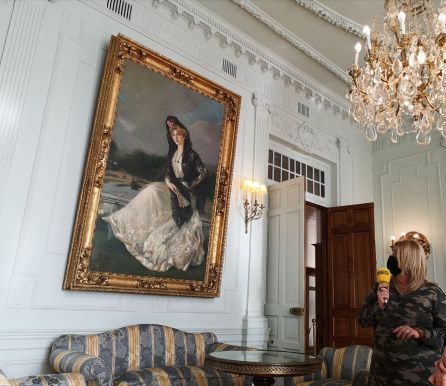 Lola Sainz directora del Palacio de la Magadalena junto a la pieza más valiosa del interior del edificio, el retrato que Sorolla realizó de la reina Victoria Eugenia. Lola Sainz directora del Palacio de la Magadalena junto a la pieza más valiosa del interior del edificio, el retrato que Sorolla realizó de la reina Victoria Eugenia.