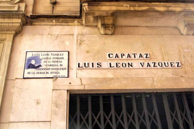 Rotulo y azulejo homenaje en la calle Capataz Luis León Vázquez Rotulo y azulejo homenaje en la calle Capataz Luis León Vázquez