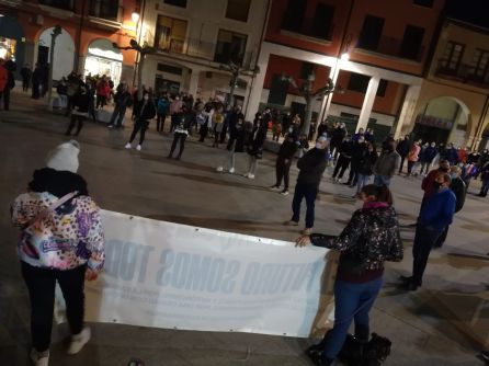 Alrededor de un centenar de personas participaron en esta concentración, debidamente distanciadas Alrededor de un centenar de personas participaron en esta concentración, debidamente distanciadas
