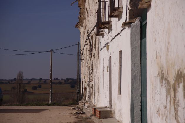 Calle del pueblo deshabitado de Villas Viejas, en Huete (Cuenca). Calle del pueblo deshabitado de Villas Viejas, en Huete (Cuenca).