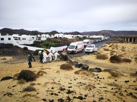 Momento en que trasladan a uno de los migrantes a la ambulancia para llevarlo al hospital Molina Orosa. Momento en que trasladan a uno de los migrantes a la ambulancia para llevarlo al hospital Molina Orosa.