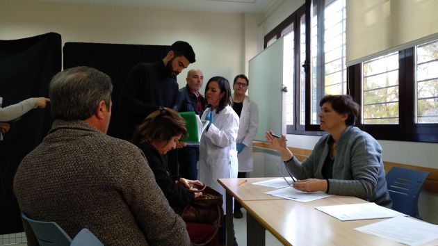 La investigadora Carmen Jiménez ( en el centro con bata blanca) durante las pruebas de ADN a los familiares de represaliados en Córdoba La investigadora Carmen Jiménez ( en el centro con bata blanca) durante las pruebas de ADN a los familiares de represaliados en Córdoba