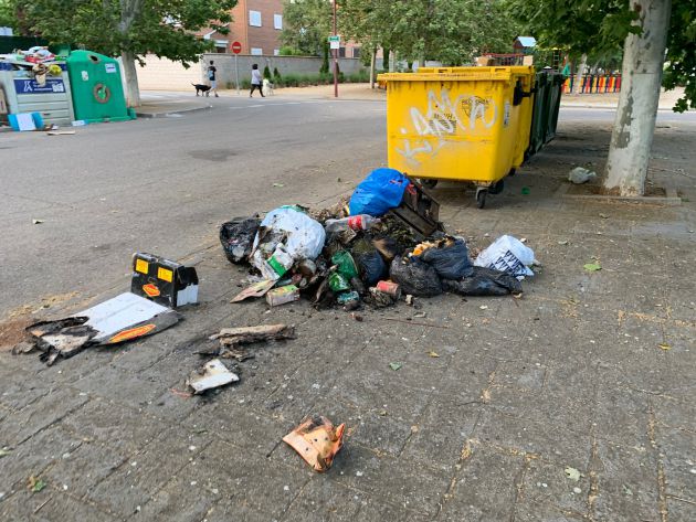 Basura esparciada por las calles de Cabanillas Basura esparciada por las calles de Cabanillas