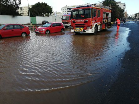 Los bomberos del Consorcio de Seguridad y Emergencias de Lanzarote achicando agua en la entrada de Arrecife. Los bomberos del Consorcio de Seguridad y Emergencias de Lanzarote achicando agua en la entrada de Arrecife.