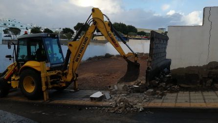 Una excavadora derriba el resto del muro que quedaba en pie en la calle Puerto Rico de Arrecife tras venirse abajo gran parte del mismo. Una excavadora derriba el resto del muro que quedaba en pie en la calle Puerto Rico de Arrecife tras venirse abajo gran parte del mismo.