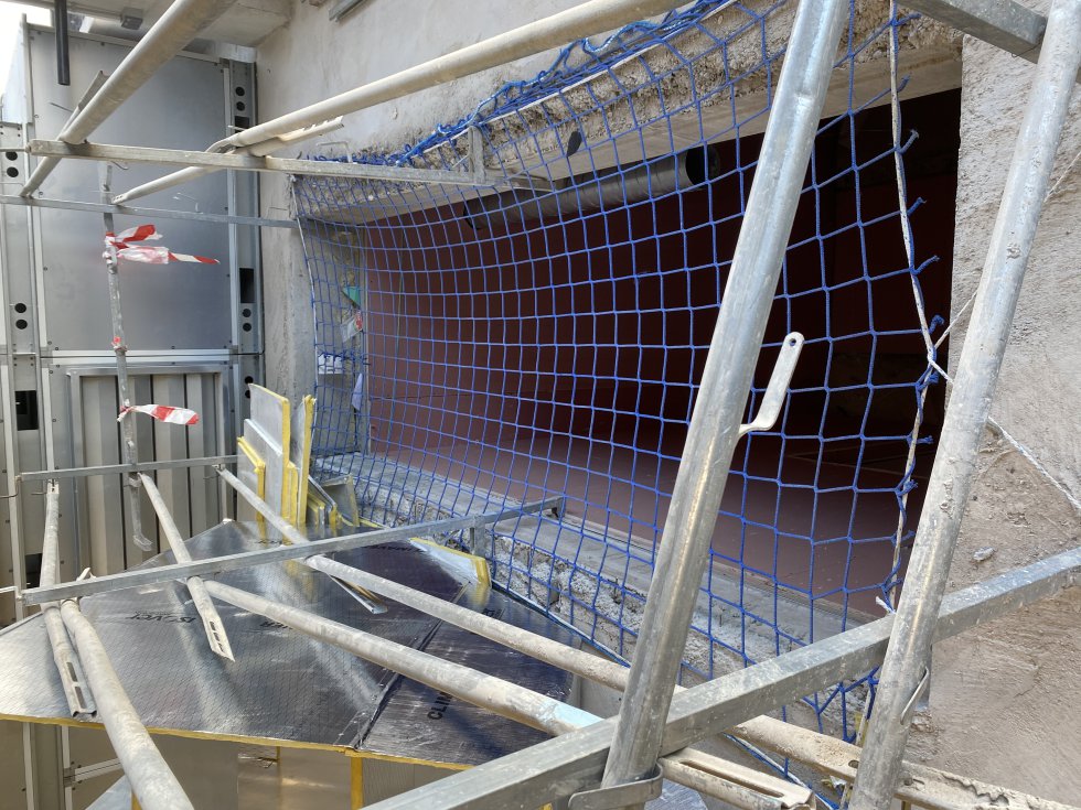 Espacios aún en obras del Hospital Enfermera Isabel Zendal. Aunque la Comunidad insiste en que las constructoras han entregado en tiempo y forma el hospital -tenían hasta el 31 de octubre-, las obras continúan. La SER ha tenido acceso a algunas de esas áreas en las que siguen los trabajos y en las que hay efectivamente baños sin retretes, obreros que descansan entre andamios o cables que cuelgan de los techos. Áreas excluidas del recorrido oficial que han hecho las autoridades sin la presencia de los medios, que solo han tenido acceso a la señal institucional ofrecida por Telemadrid. Espacios aún en obras del Hospital Enfermera Isabel Zendal. Aunque la Comunidad insiste en que las constructoras han entregado en tiempo y forma el hospital -tenían hasta el 31 de octubre-, las obras continúan. La SER ha tenido acceso a algunas de esas áreas en las que siguen los trabajos y en las que hay efectivamente baños sin retretes, obreros que descansan entre andamios o cables que cuelgan de los techos. Áreas excluidas del recorrido oficial que han hecho las autoridades sin la presencia de los medios, que solo han tenido acceso a la señal institucional ofrecida por Telemadrid.